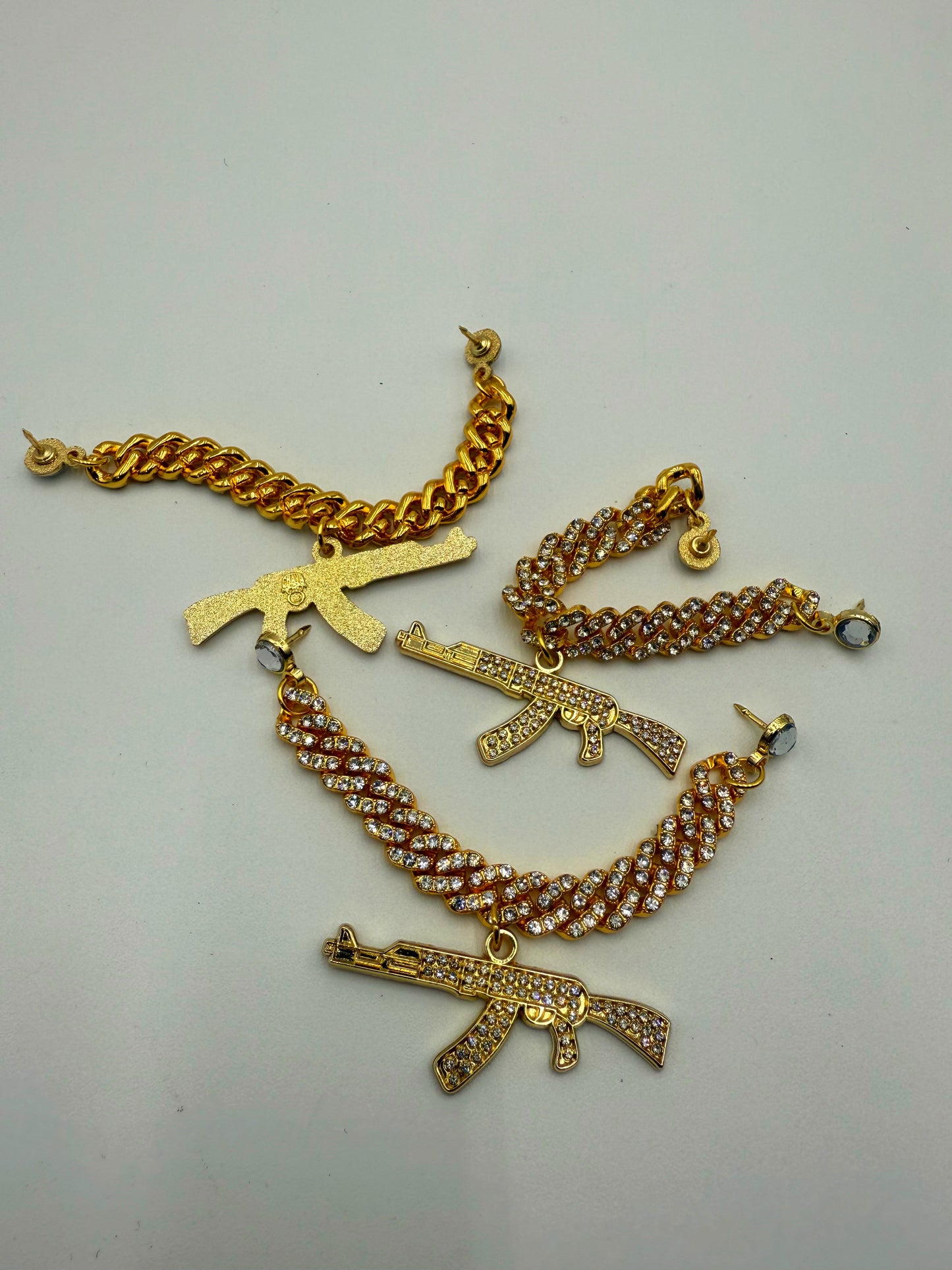 Pin metálico cuernito de cadena adiamantado
